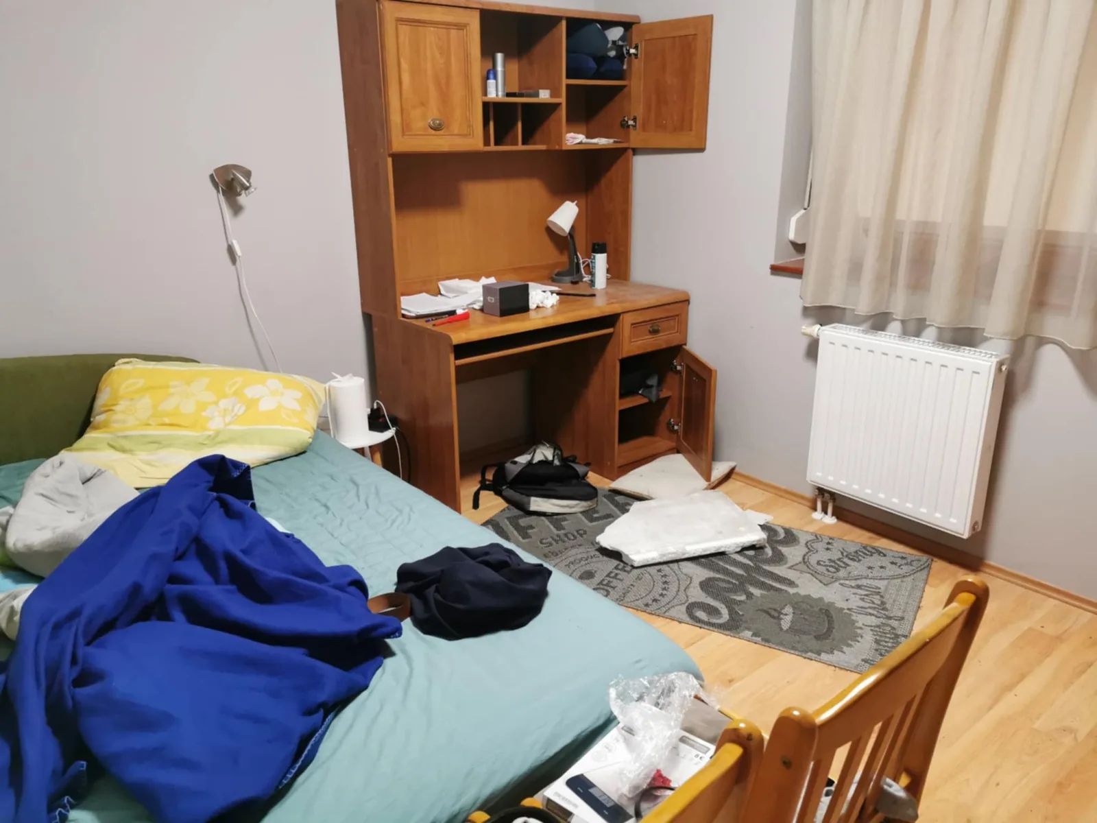 Hálószoba takarítás előtt, szétszórt ruhákkal és tárgyakkal